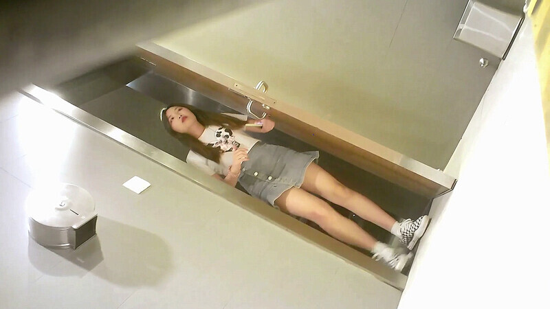 商场女厕偷拍 牛仔短裙靓妹专注玩手机 黑森林蜜穴门户大开任我拍 毫无警觉