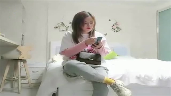 极品肉感人妻背夫偷情，被贱男狂草内射还遭偷拍流出，羞耻沦陷！