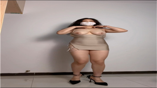 巨乳姐姐热舞脱衣，双乳乱颤爽翻天！