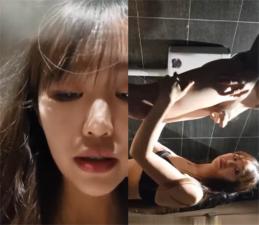 美女雪儿网吧厕所偷情男粉！高潮迭起却不敢叫出声，刺激野战！