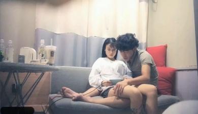 激情双飞：2位花臂嫩妹的啪啪诱惑