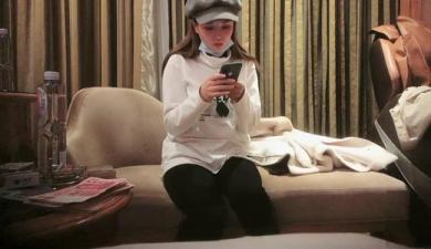 白衣帽子女郎换上性感情趣装，骑坐翘臀后入式抬腿激烈抽插