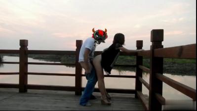 蜜月夫妻疯狂野战！按摩房、泳池、风景区全变激情战场