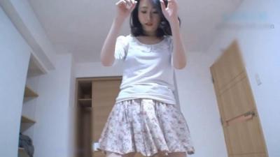 白嫩气质少妇自扒内裤瘫软客厅，跪地狂操爆浆内射射满！