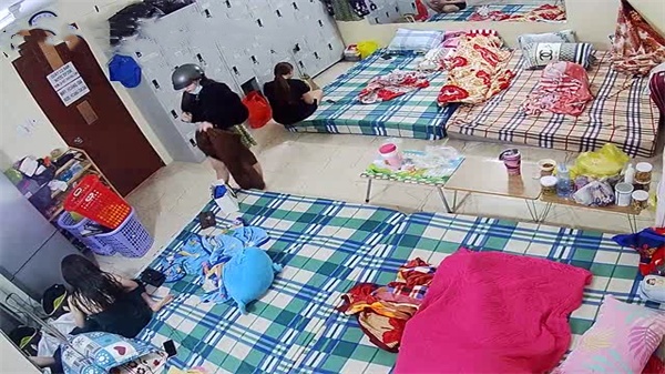 【监控偷拍】高端足浴会所极品技师换衣嬉戏！巨乳肥臀看得人血脉贲张！