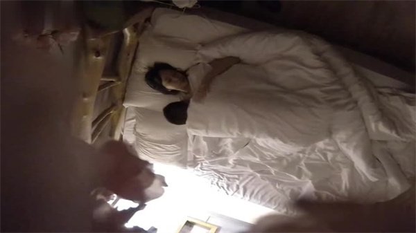 酒店偷拍流出！清纯学妹开房被男友巨根疯狂抽插，高清盗摄全记录