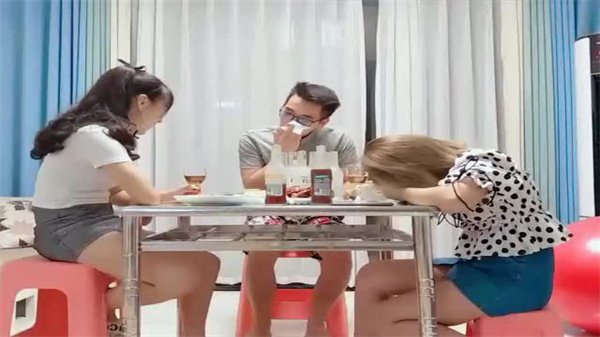 眼镜男剧情片：灌醉两少女双飞内射，高潮迭起！