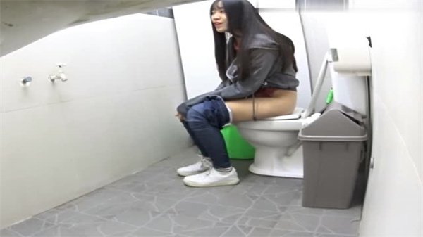 【最新流出】偷拍狂魔潜入女生宿舍厕所，偷装高清设备全程实录！