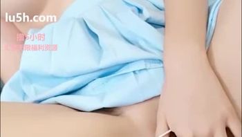 白袜袜格罗丫最新作品在哪里在线播放？这一部网红作品中，白袜袜格罗丫穿着jk制服，非常的诱惑