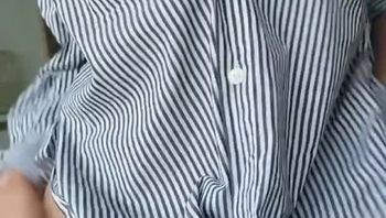 完具酱是谁？完具酱又叫做妖姬，是知名的微博网红女神，这一部网红自拍福利视频中，完具酱穿着黑丝和高跟鞋大秀自己的美腿，极致性感的美足，让足控爱好者不禁大呼满足