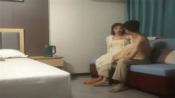 极品小少妇初次被瘦子爆操，羞涩嫩穴狂喷淫水浪叫不停！