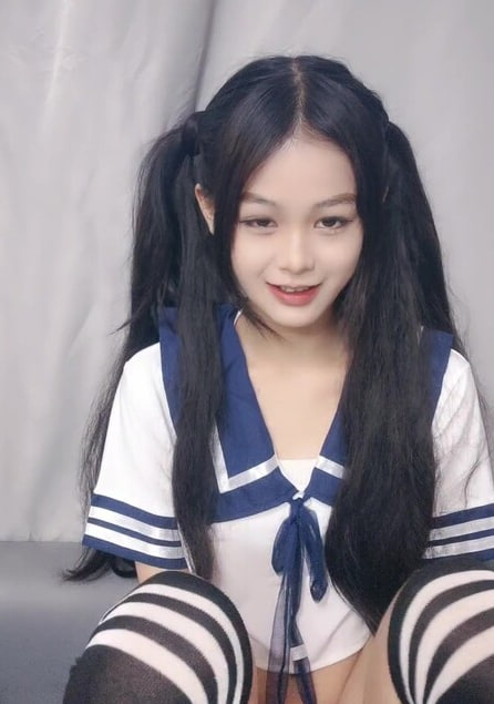 清纯双马尾学生妹 情趣制服翘臀撅起 跳蛋狂震动小穴 震动棒深插特写