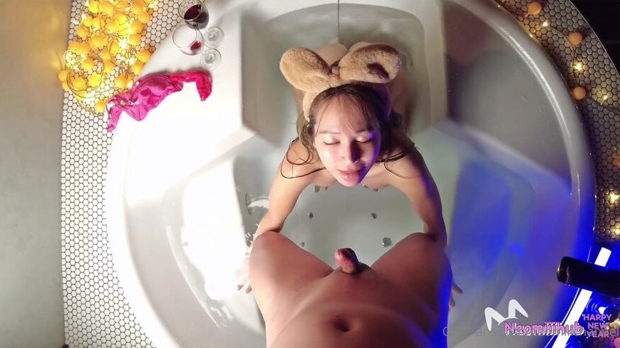 日本顶级尤物【naomiiichannel】情人节就是要和女友开房间调情～灯光美气氛佳直接在浴缸里操干