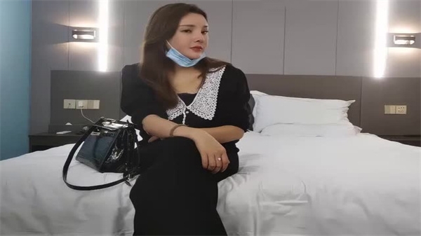 深夜场极品黑丝长腿骚妹 被猛男按在墙上爆操到腿软