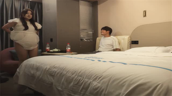 D罩杯大奶骚货穿女仆装日久生情 被主人爆操到潮吹内射