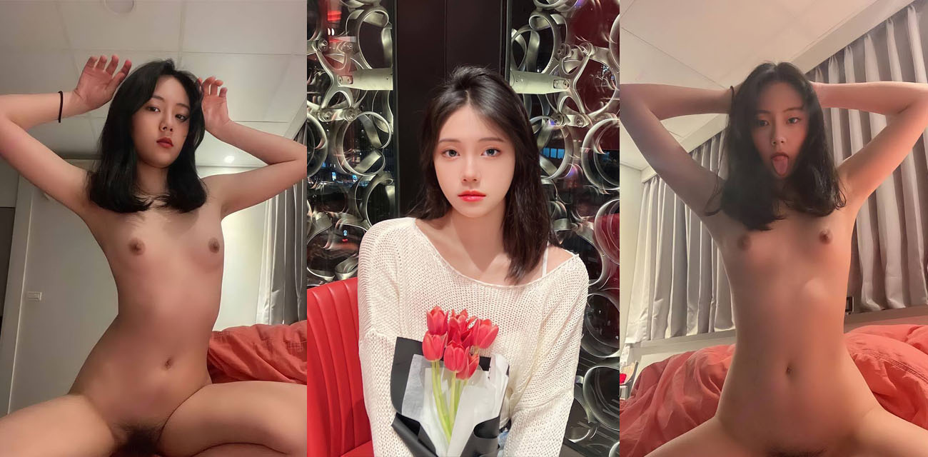 山东校花美女【黄薇薇】给男友拍自慰视频曝光，清纯大学生反差拉满，宿舍M字开腿粉嫩小穴手指狂扣淫水拉丝