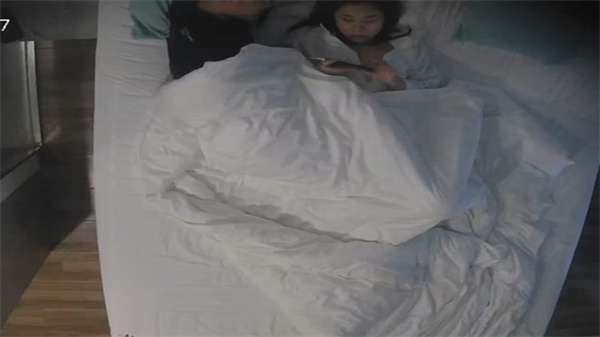 C罩杯巨乳妹被男友爆操开房实录 偷拍视角看骚穴被狂插到高潮喷水