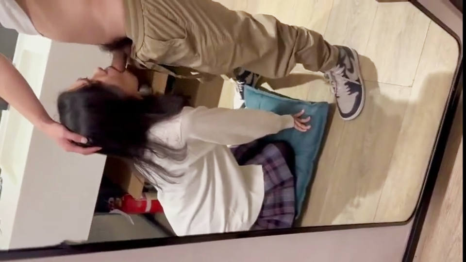 【极品泄密】学生妹和男友楼梯口啪啪，蜜桃臀后入，真实生活照，反差婊很骚很淫荡