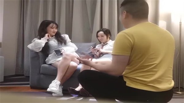 你的老表双飞闺蜜一起下海捞金