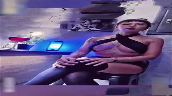 台湾省网红小熊乱躺收山之作流出，极品骚穴被狂干到失神抽搐