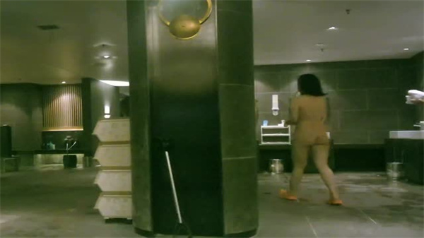 【偷拍视角】秘密潜入浴室！多位极品嫩B人妻湿身诱惑，骚穴被狂操淫水喷射高潮连连！