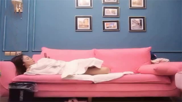 高价约会！清纯长腿御姐被偷拍沙发狂干，贫乳骚穴娇喘求饶