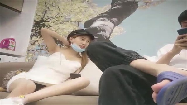 深夜狂干苗条纹身妹子！黑帽诱惑爆操内射到高潮