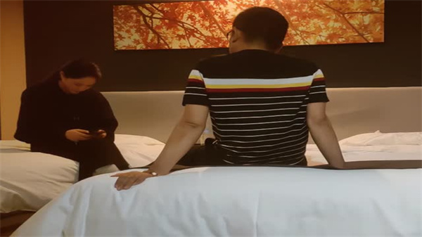 偷拍巨乳空姐浴室春光，寂寞人妻被狂干内射高潮喷水