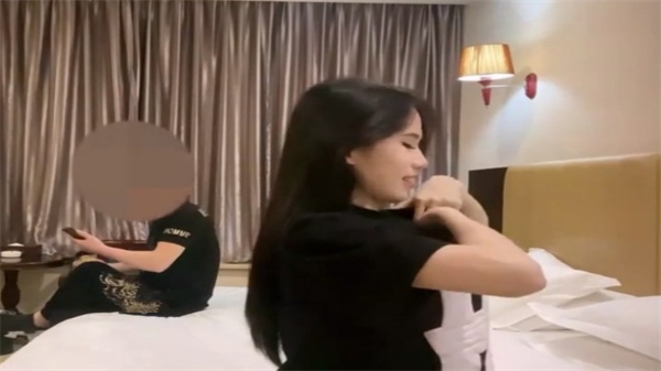 探花推车哥狂干含苞处女，娇羞少女巨乳被内射到高潮！