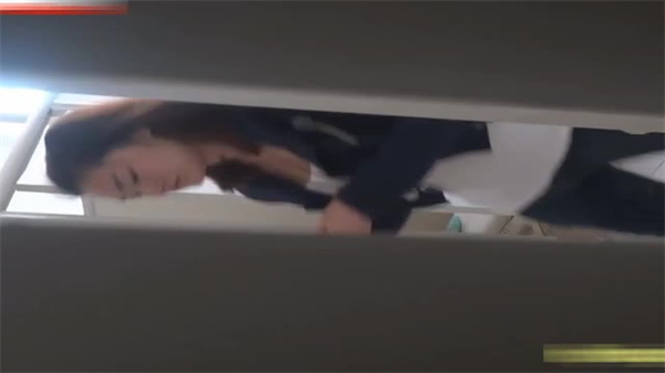 绝密流出！国内高校女厕惊现偷拍，校花私密全曝光，羞耻高潮！