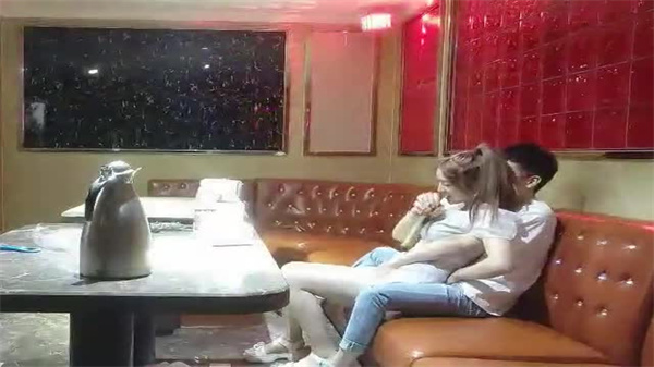 探花炮哥 KTV包厢私密偷拍，绝色美女被猛操内射高潮